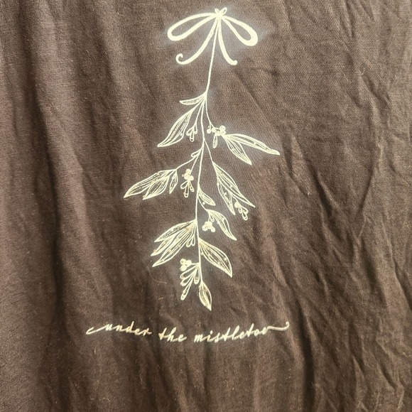 maurices- mistletoe graphic tee - Picture 3 of 5